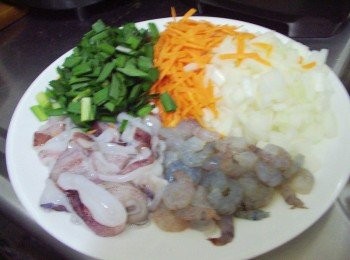 step1: 先準備好所需材料ˊ海鮮蔬菜洗淨處理成適當大小備用