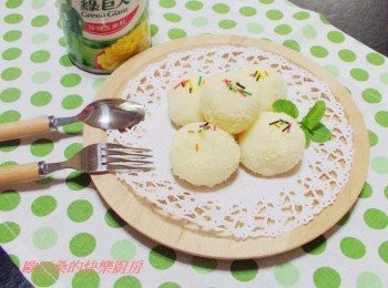 step8: 以往我們大都會用花生糖ˊ芝麻糖ˊ紅豆ˊ抹茶來做<span class="group_2">餡料</span>ˊ 今天這創意組合意外的美味融恰ˊ鹹中帶甜ˊ 還多了口感和層次ˊ滋味很奇妙呢。