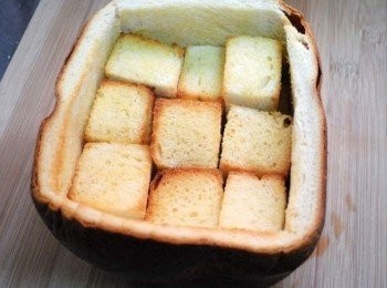 step9: 將步驟8完成烘烤的吐司丁ˊ 回填至麵包盒中ˊ頂部預留約2公分