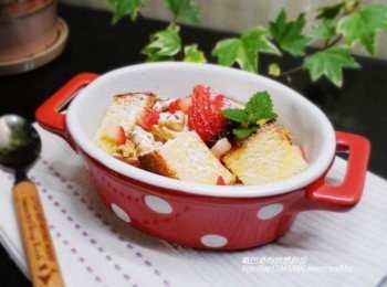 step11: 然後搭配上酌量蜜核桃ˊ新鮮草莓ˊ再灑上少許細糖粉即可