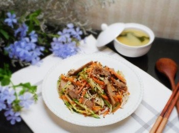 step6: 松板豬要用汆燙處理也可以，
但用煎的一方面逼出多餘油脂另一方面也能更添香氣喔。
喜歡的趕緊試試看~~