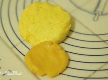 step8: 如前述步驟，取1/5糯米糰放入滾水中燙熟，製作「粄媽」;再把燙好的「粄媽」加入剩下4/5的南瓜糯米糰中搓揉均勻，即完成。