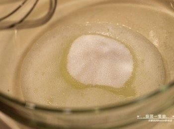 step3: <span class="group_2">咖啡薄餅-杯身杯底</span>蛋白以手動打蛋器攪打至起泡，倒入細砂糖拌勻。