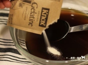 step3: 再加入吉利丁粉快速拌溶。

*:.｡小提示1｡.:* 如果覺得吉利丁粉溶解不勻，可以再加熱咖啡，邊熱邊攪幫助完全溶解。