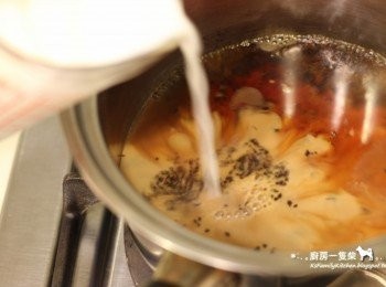 step9: 倒入250ml牛奶，煮至再度沸騰後關火。