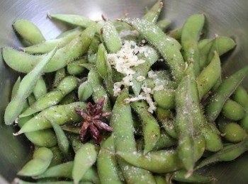 step3: 加入麻油, 鹽巴/黑胡椒粉/白胡椒粉, 蒜末調味攪拌均勻後冰涼即完成