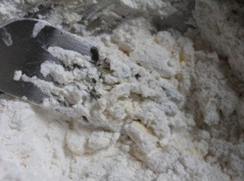 step2: 用叉子將冰奶油片以"切壓"的手法壓入麵粉中