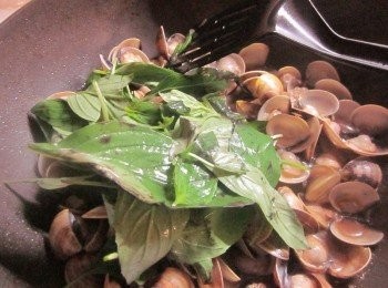 step5: 續加九層塔.辣椒(可省略)炒勻即可