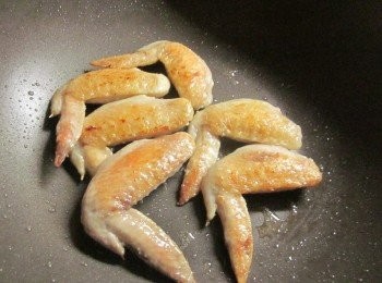 step4: 鍋中放油以中火將雞翅兩面煎到金黃