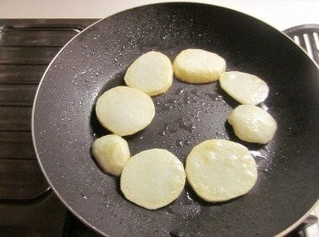 step1: 蛋打散加入牛奶拌勻即為<span class="group_2">蛋汁</span>,馬鈴薯切片兩面灑塩,平底鍋加油把馬鈴薯片煎香