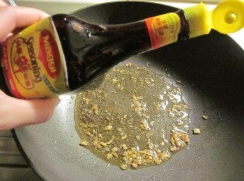 step4: 原鍋的雞油不倒掉,另外再加入一小匙香油或麻油,以小火爆香薑末