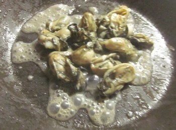 step3: 鍋中放油加入鮮蚵拌炒至7分熟時淋米酒去腥,撈起備用