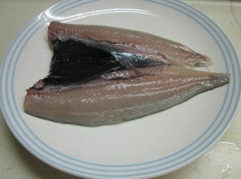 step2: 盤子墊上薑片,鮮魚洗淨擦乾抺上米酒,鍋中加水,滾後將魚放入,以大火蒸3分鐘