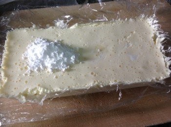 step4: 糖膠煮達到所須的糖溫時關火慢慢而又穩定地倒入蛋白霜內以高速電動撥打器打至均勻並加入浸軟的魚膠入內繼續打勻，倒入方形的糕模內雪2-3小時定形