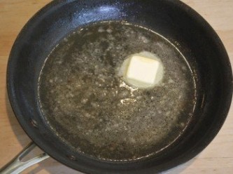 step7: 原鍋加入1大匙無鹽奶油及白酒，刮起鍋底棕色渣滓
