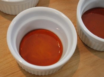 step3: 將<span class="group_1">焦糖液</span>倒入烤盅底部，此時焦糖很容易凝固且非常燙，動作需快速並小心操作