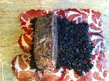 step1: 1)先將磨姑切碎, 加油在鑊再調味炒至乾身, 冷凍備用; 牛柳用鹽及黑胡椒醃後,2面煎香