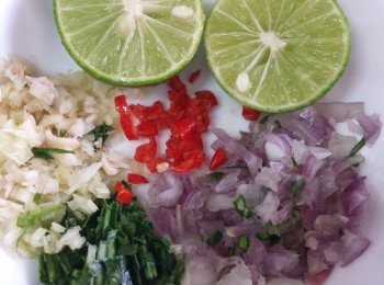 step5: 亦可按個人口味製作泰式醮汁，吃時加少運醮汁包裹生菜，會更美味。