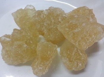 step4: 放入冰糖、檸檬皮滾片刻，關火，放涼備用。