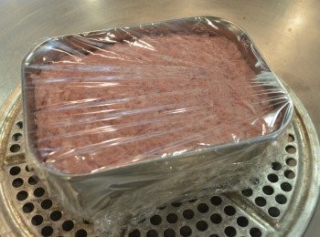 step6: 然後覆蓋耐熱保鮮膜，放入蒸鍋，用大火將水煮滾後，轉中火，續蒸約35-40分鐘至熟透。