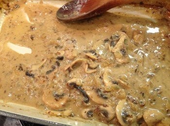 step13: 將煮好的配料取出，然後加入約1茶匙牛油煮溶，放入少許鹽、糖和黑胡椒煮至湯汁略微變稠，就做好磨菇醬。