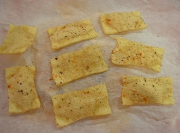 step5: 取出翻面再撒上少許調味料，再用微波爐加熱約3-4分鐘至酥脆。（每個人切豆腐的厚度會有不同，加熱的時間因此會縮短或延長，最好一邊觀察豆腐的狀態，加熱至乾脆為止。）