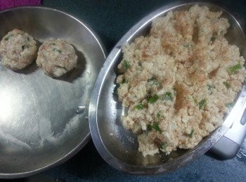 step3: 蔥切粒,將豆腐與雞肉.蔥粒拌勻,雙手沾少許水,將雞肉平均分成10份,將雞肉壓成餅狀