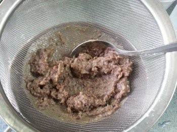 step4: 將以攪成的紅豆蓉過篩,(會令紅豆蓉更滑身)