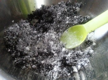 step5: 芝麻炒香磨成粉,加入糖粉拌勻