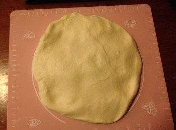 step2: 完成模式後把麵團拿出，用手壓平排氣