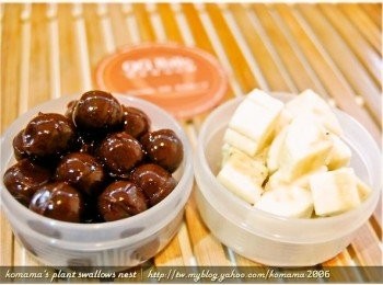 step2: 將香蕉逐一分切成塊狀，黑木耳QQ圓(可可口味)則至容器中倒出。