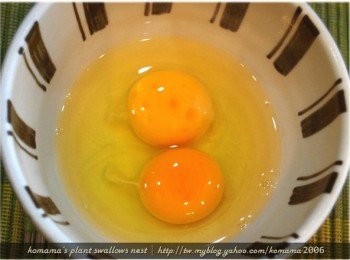 step2: 將雞蛋分別打入碗中，用筷子攪拌均勻後，放置一旁先靜置十分鍾。