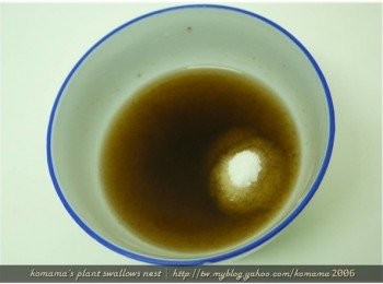 step3: 在梅子汁中加入蒟蒻果凍粉，並耐心地再將其拌勻。