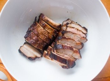 step8: 乜都準備得七七八八，最後擺好啲嘢就蒸得！

用個較深嘅兜，先擺啲五花腩，豬皮向底。