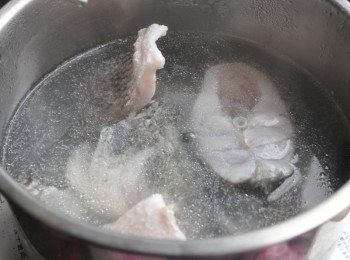 step4: 再將鱸魚塊放入滾煮，加入少許米酒及鹽巴調味即可