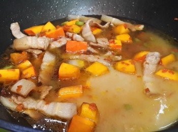 step6: 加入1杯水(量米杯).加入已調開的味噌醬