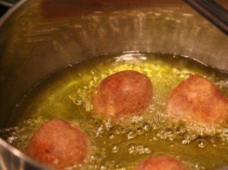 step1: 將芋丸退冰，起一油鍋小火將芋丸炸至金黃後放涼備用