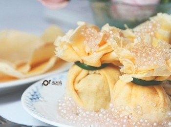 step5: [法式薄餅]待麵糊表面出現大泡泡，麵糊成形且週圍微微捲起，即可翻面煎至上色，將芋丸用薄餅包起，用一根煮熟的韭菜綁好(少量的韭菜無味，敬請放心)備用