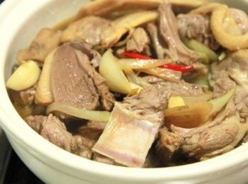 step3: 倒入啤酒、醬油、熱開水、冰糖待水再度煮沸後，將所有<span class="group_1">食材</span>移入砂鍋中小火墩煮約1小時，放入蘑菇同煮。