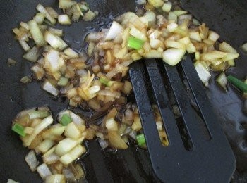 step4: 同時，起一熱鍋將洋蔥末、青蔥末、砂糖和醬油快炒，再加入開水煮熟，甜洋蔥醬汁完成。
