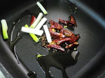 step3: 3.鍋內加入酌量食用油ˊ
用中小火煸炒香蔥白/花椒粒/乾辣椒/
然後只留下香料油ˊ爆香料先盛起備用