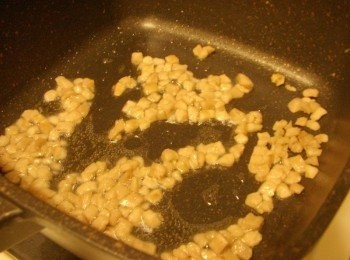 step2: 步驟2熱鍋後加入2~3大匙油ˊ然後放入酌量菜脯炒出香氣