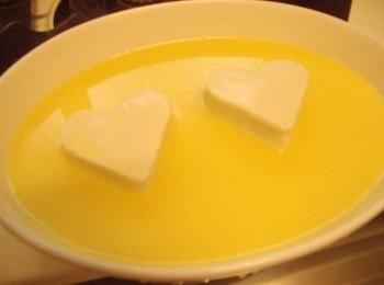 step5: 步驟5.並將表面氣泡用餐巾紙輕輕抹掉