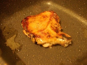 step4: 完成後翻面ˊ以同樣方式再次煎熟雞腿肉