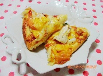 step9: 披薩餅皮Q軟適中ˊ餡料鮮甜帶著蕃茄醬自然的香味ˊ 每咬一口都超滿足的ˊ這樣的好滋味大家一定要試試看ˊ 今天的<span class="group_1">披薩餅皮材料</span>可做成兩個8吋披薩哦~ 我另外還幫小情人做了一個熱狗火腿口味的ˊ 也是非常美味好吃呢~