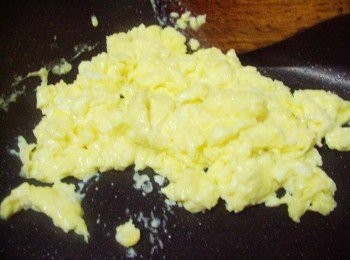 step3: 鍋裡放入油2大匙燒熱ˊ將步驟2的蛋液以畫圈方式炒至8分熟ˊ 然後 先盛盤備用