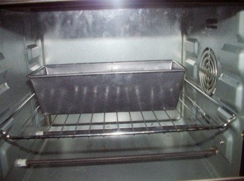 step5: 輕敲一下ˊ送入已經事先預熱好的烤箱ˊ 170度c烘烤25~30分鐘