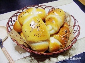 step6: 香濃味美奶油肉鬆卷麵包就完成囉。