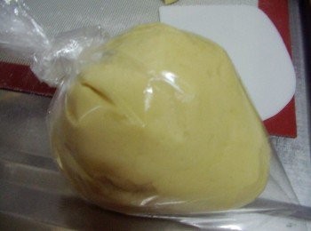 step8: 因為量不需要多ˊ我只取1/2麵團ˊ剩下1/2可像照片中ˊ塑膠袋滴幾滴橄欖油ˊ 放入麵團ˊ封好直接放冷藏ˊ想做時取出回復室溫ˊ 再依平時做法完成麵包製作即可。 下次再分享做法囉。^^