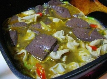 step5: 擺入浸泡好鴨血ˊ大腸ˊ略滾1~2分鐘